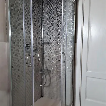 Indipendente Di 70 Mq Con Piscina Ad Uso Esclusivo , Aria Condizionata , 2 Bagni , Living ,ampia Cucina , Lavanderia , Terrazza ,giardini , Parcheggio Privato Immerso Nelle Colline Toscane Facente Parte Di Dimora Storica Toscana Di Fine Apartment *