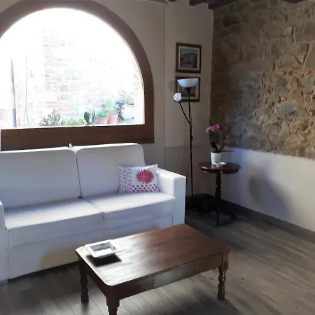 Indipendente Di 70 Mq Con Piscina Ad Uso Esclusivo , Aria Condizionata , 2 Bagni , Living ,ampia Cucina , Lavanderia , Terrazza ,giardini , Parcheggio Privato Immerso Nelle Colline Toscane Facente Parte Di Dimora Storica Toscana Di Fine *